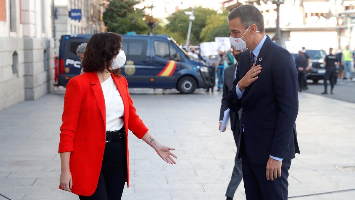 Pedro Sánchez y la presidenta de la Comunidad de Madrid, Isabel Díaz Ayuso, el pasado 21 de septiembre en la Puerta del Sol, sede de la Presidencia del Gobierno autonómico.