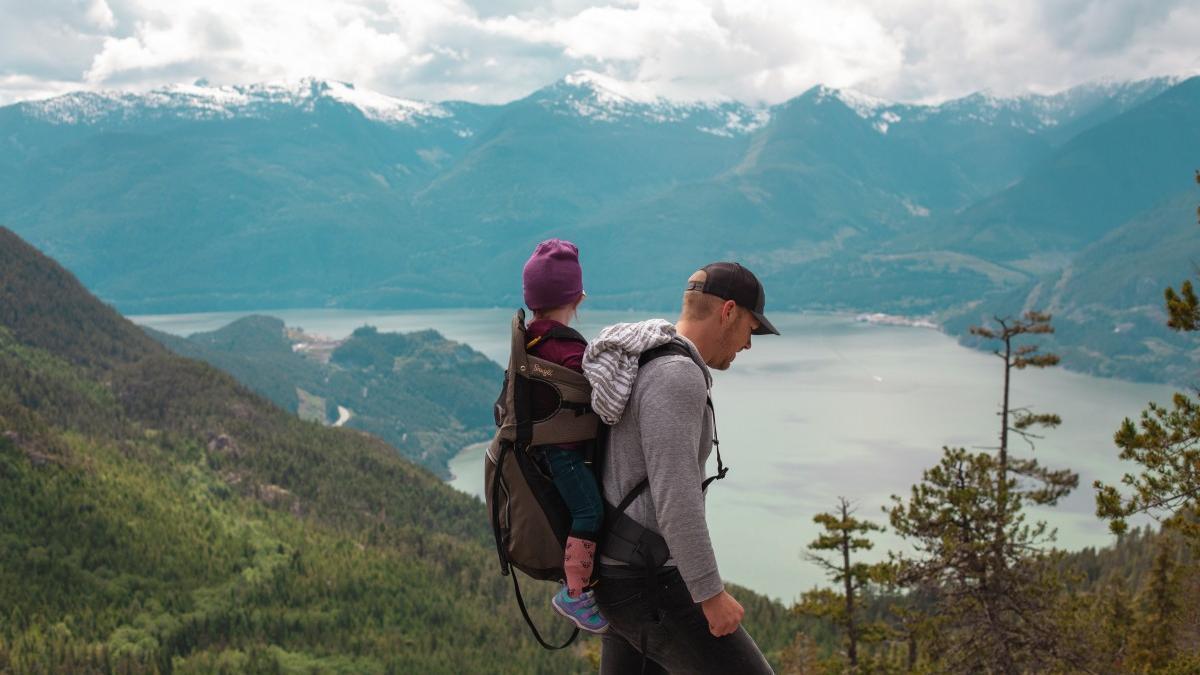 Un hombre con su hijo en la naturaleza