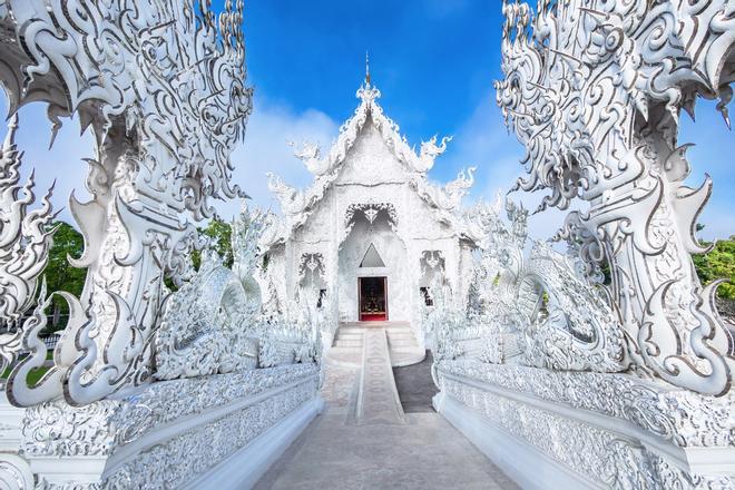 Wat Rong Khun es un templo budista e hinduista.