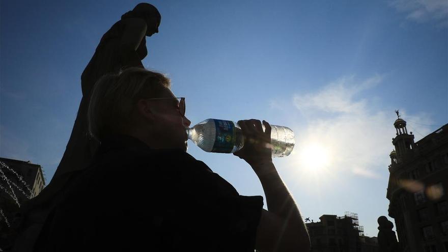 El calor asfixia a una quincena de provincias con temperaturas de 32C a 41C