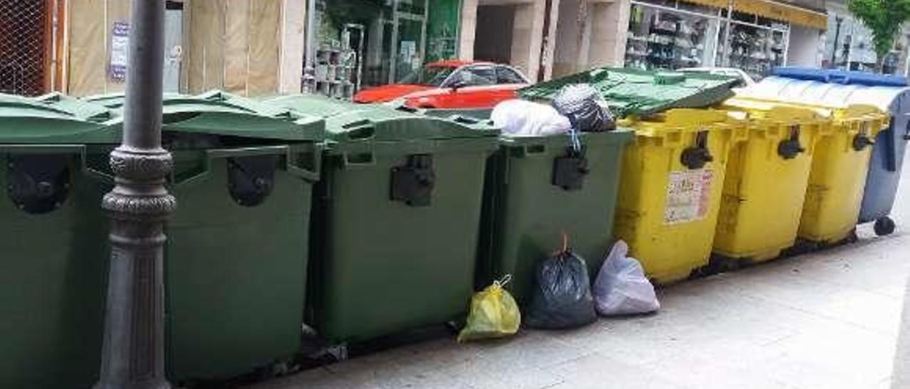 Conetendores de basura algunos ya llenos en la tarde de ayer. // A.F.