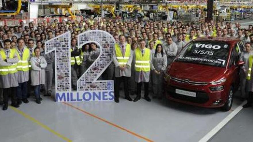 Foto de familia conmemorativa de la producción ayer del vehículo 12 millones de PSA-Vigo, en la que participó el presidente de la multinacional francesa, Carlos Tavares. // V.C.