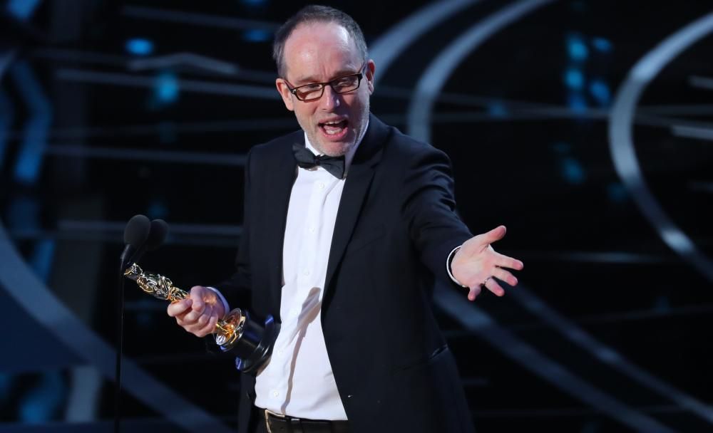 John Gilbert acecpta l'Oscar al millor muntatge per 'Hasta el último hombre'.