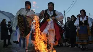 Mujeres y fuego: el salto del piorno de Andavías y La Hiniesta aspiran a ser declarados Bien de Interés Cultural