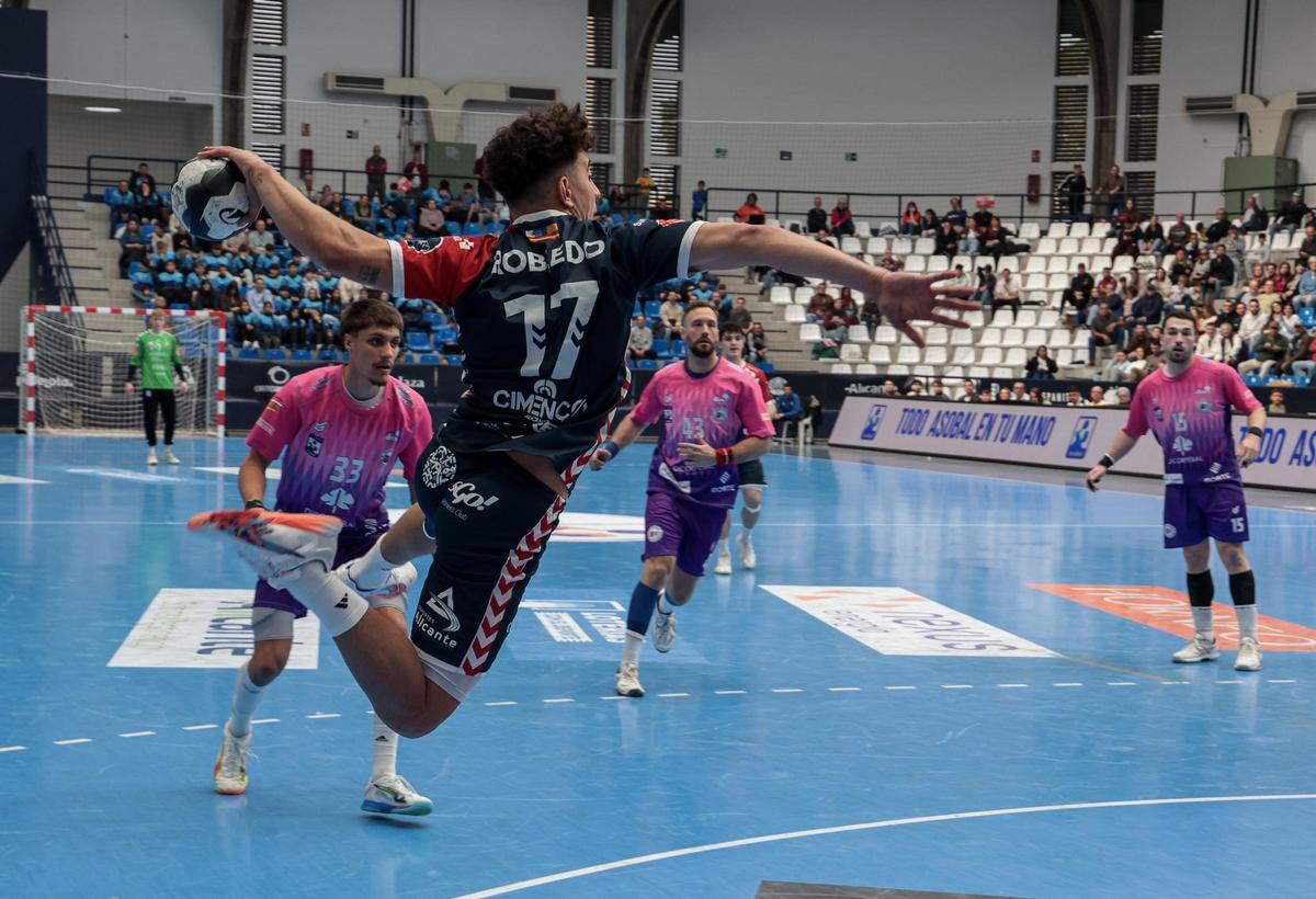 El extremo Lautaro Robledo vuela para buscar el gol frente al Ciudad de Logroño en Alicante.