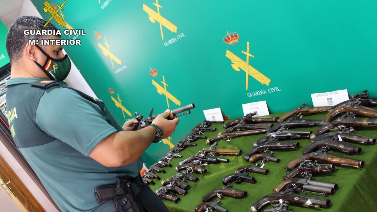 Localizan en Santomera 40 armas de fuego históricas en manos de un coleccionista