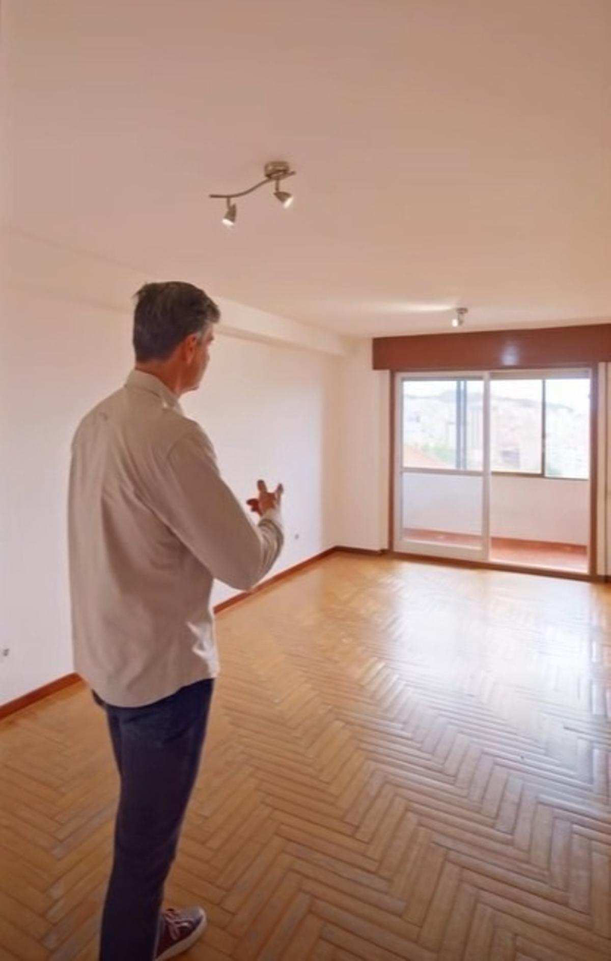 David Rodríguez, de Remax Luxury, enseña un piso en un vídeo promocional compartido en redes.