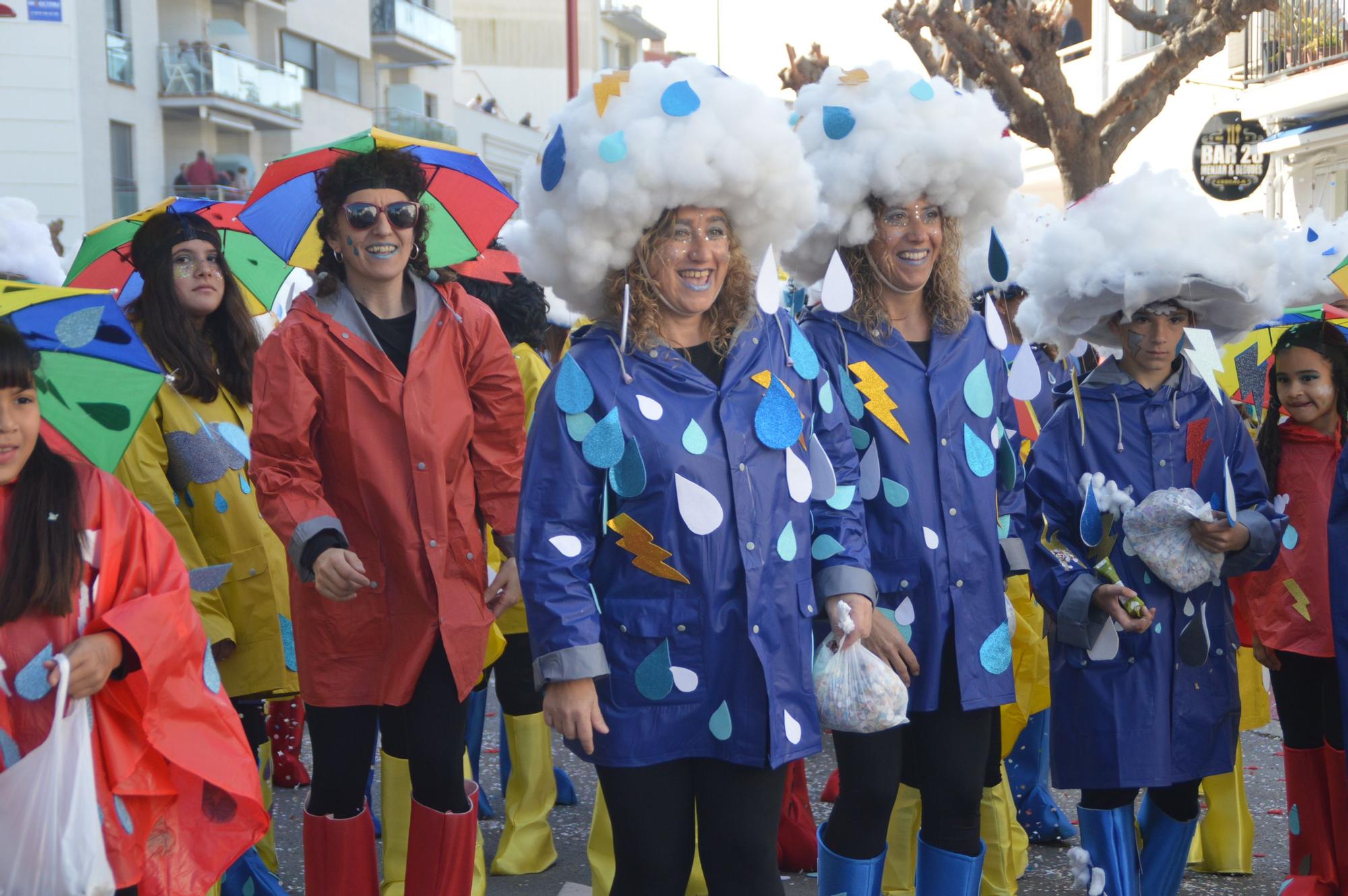 L'Escala vibra amb una rua de carnaval carregada d'imaginació