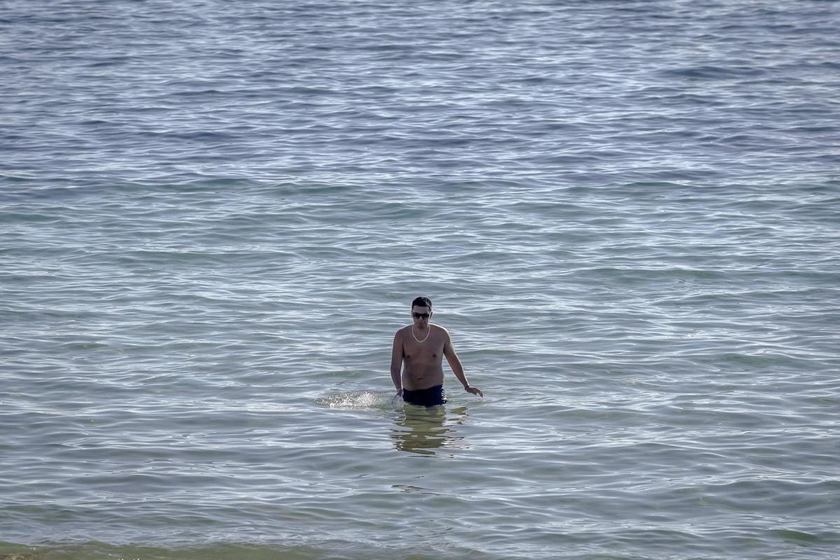 Un bañista aprovechó el buen tiempo para darse un chapuzón en el mar