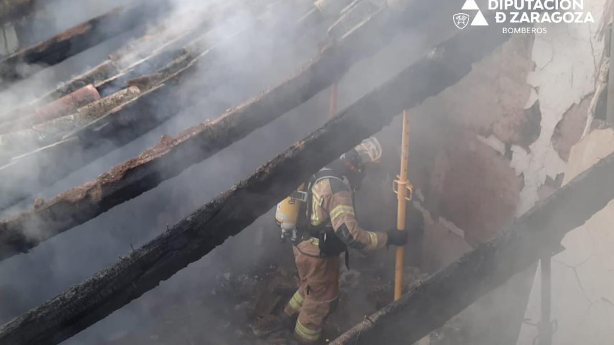 Los bomberos sofocan el incendio de una vivienda en Bulbuente.