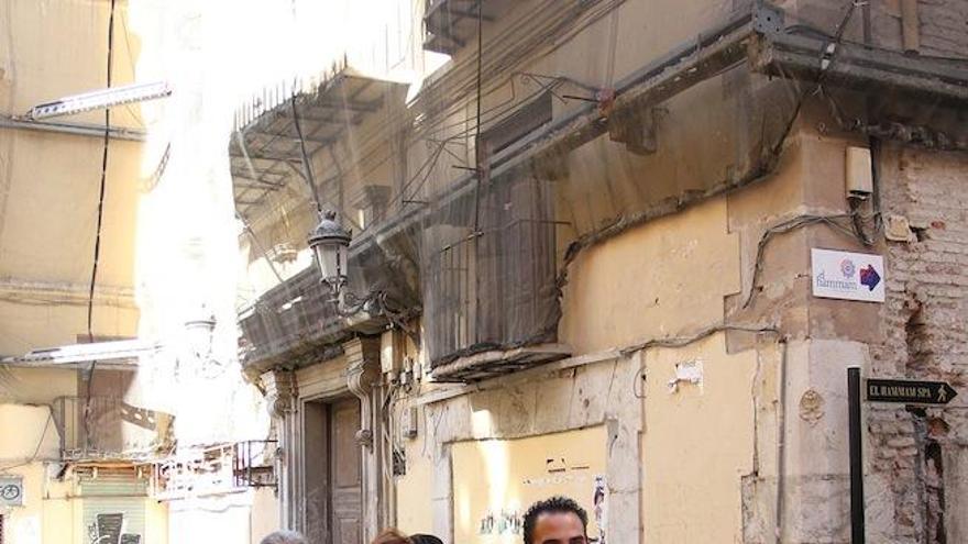 Concejales del PSOE ante un inmueble de la calle Granada.