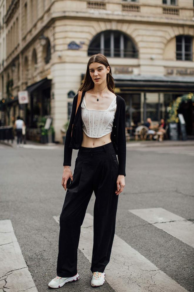 Look con corsé y pantalones de talle bajo, visto en el 'street style' de París
