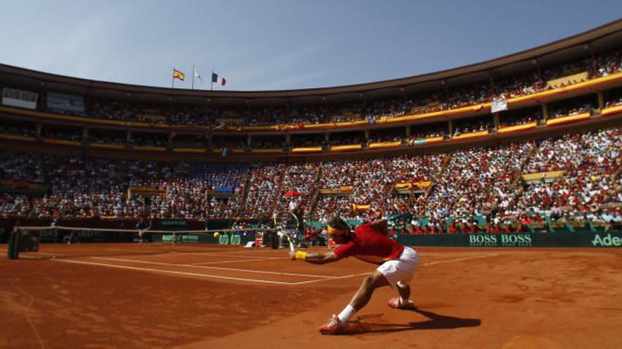 Rafa Nadal, en su partido de Davis en 2011 en la Plaza de Toros de Los Califas, en Córdoba