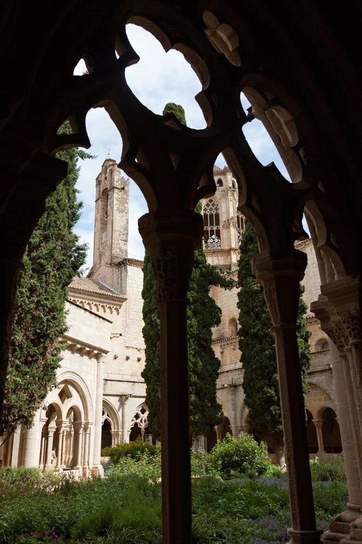 Detalle del Monasterio de Poblet desde las arcadas de su claustro.