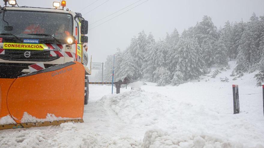 Preparadas 728 quitanieves y 122.062 toneladas de fundentes ante las nevadas de este domingo y el lunes