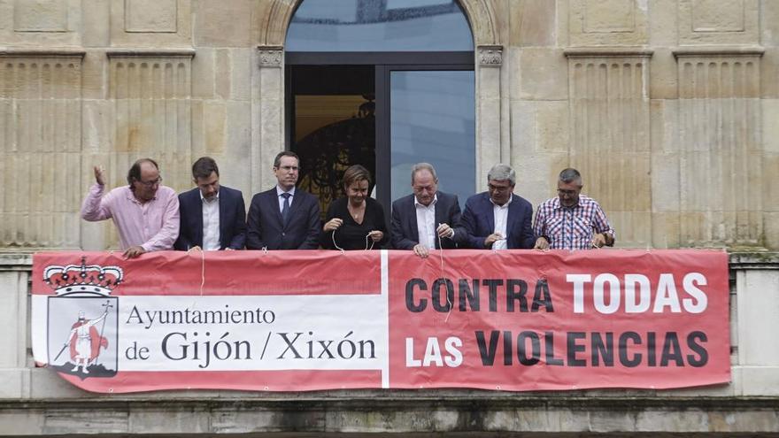 Los portavoces de todos los grupos municipales, junto a Carmen Moriyón, desplegando la pancarta contra la violencia