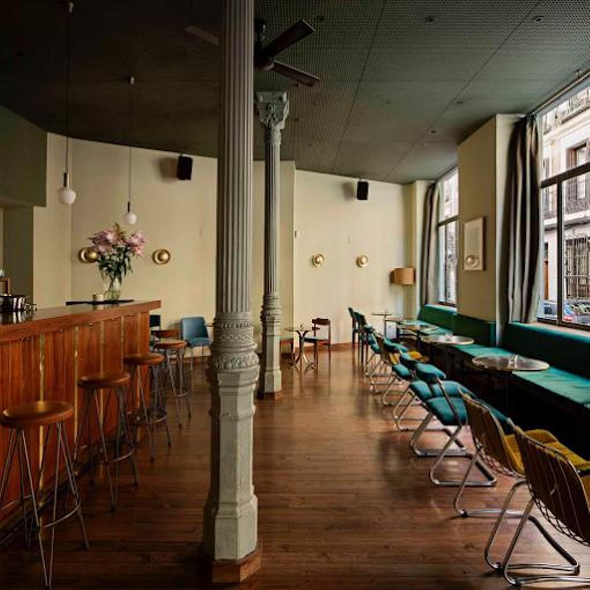 Cada domingo, en Doce Botellas se ofrece un coloquio orientado a la Edad de Plata española.