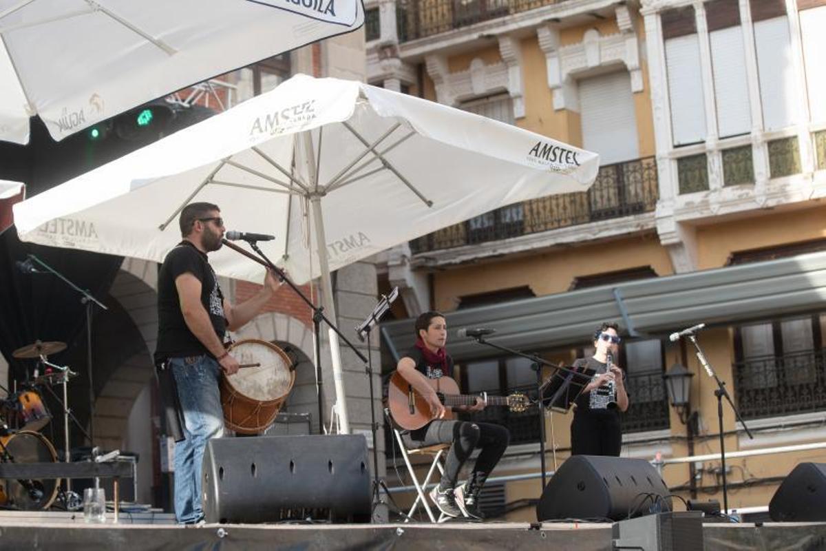 Actuación en el Tardeo Musical de Mubaza en la Plaza Mayor. | Emilo Fraile