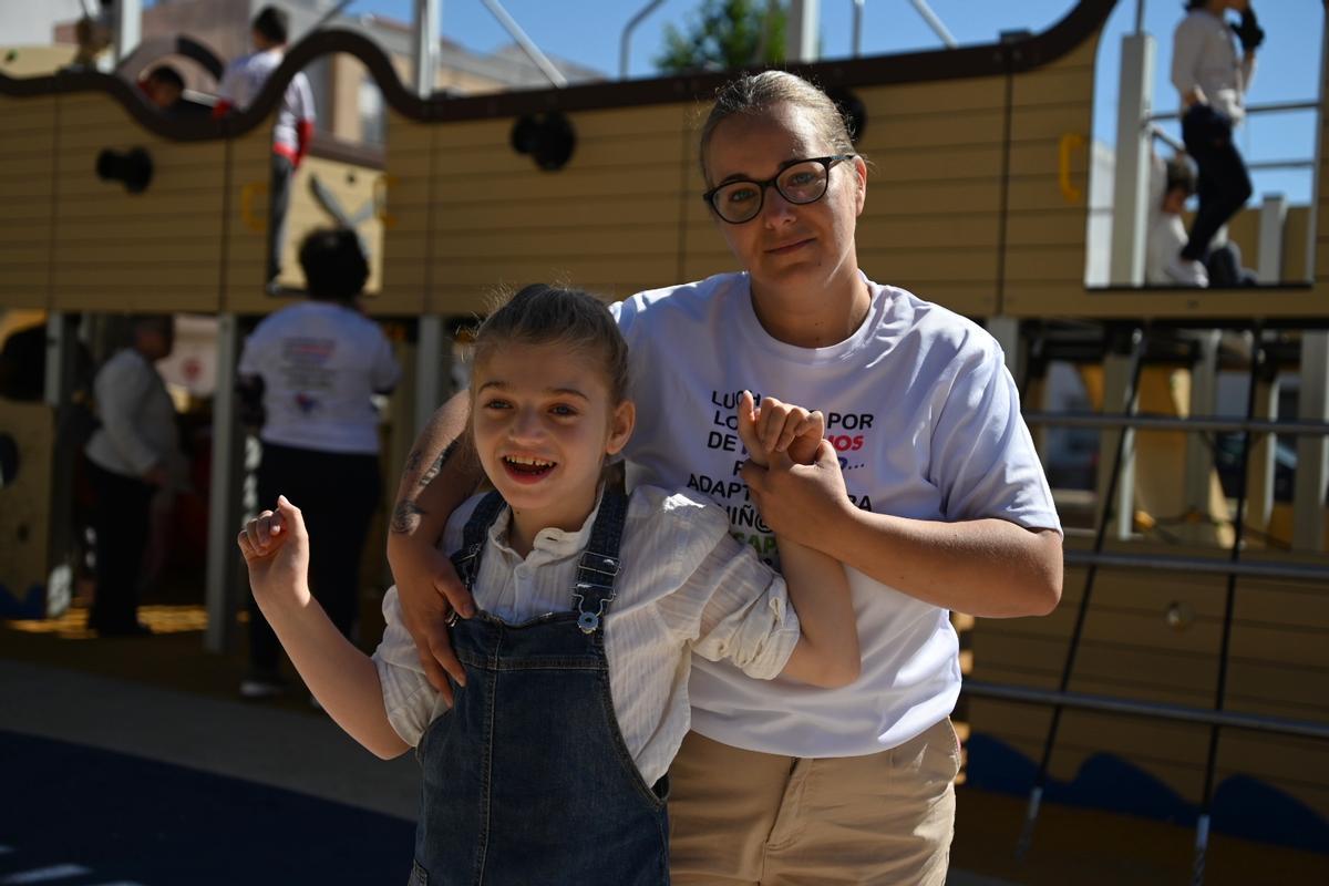 Rebeca y su hija Amara, que padece Síndrome de Angelman.