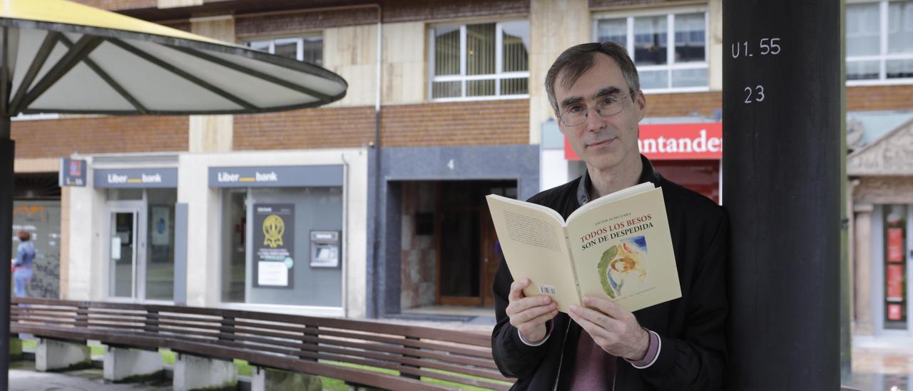 Javier Almuzara, en la plaza del Fresno de Oviedo, con su nuevo poemario. | Fernando Rodríguez