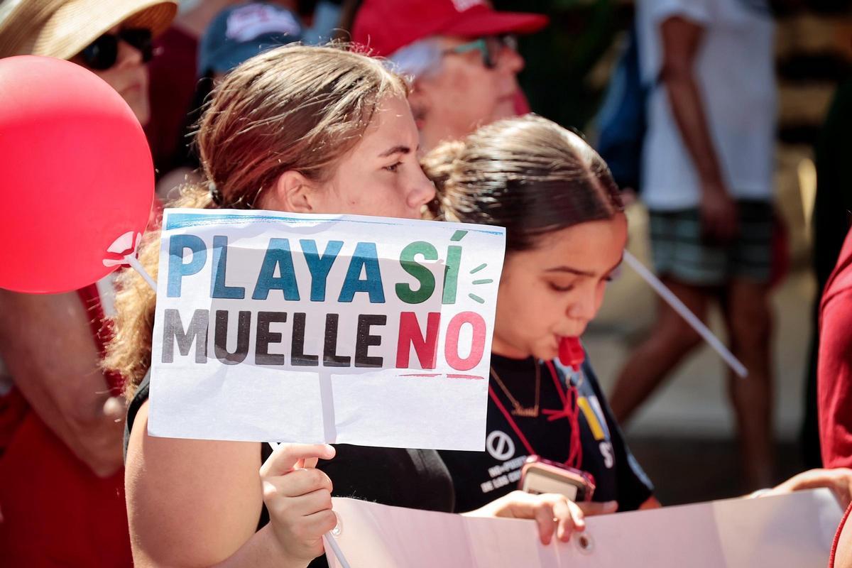 Manifestación en contra de la ampliación del puerto de Los Cristianos