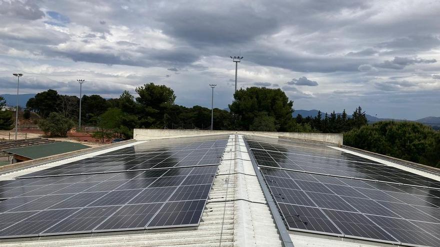 Les plaques fotovoltaiques del Centre Ferran Sunyer, la piscina municipal i el centre Joaquim Xirau ja són una realitat