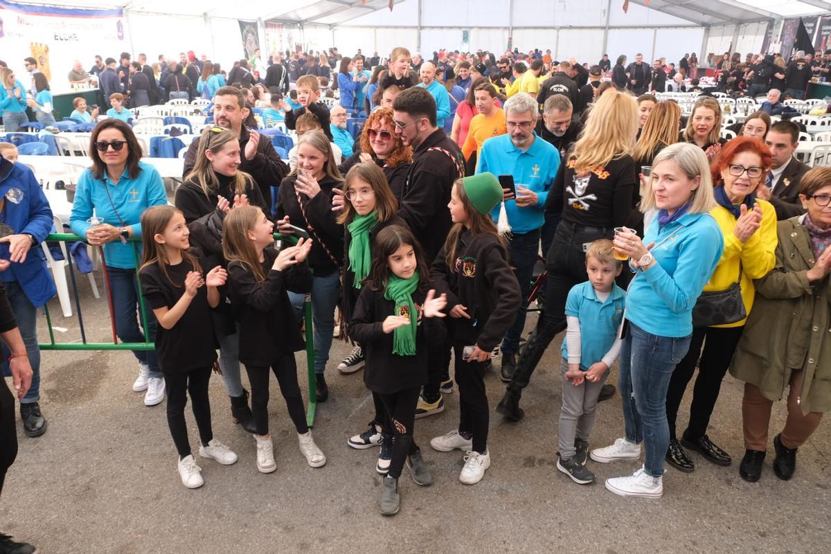 Gran ambiente durante las actividades infantiles en el cuartelillo festero en Elche