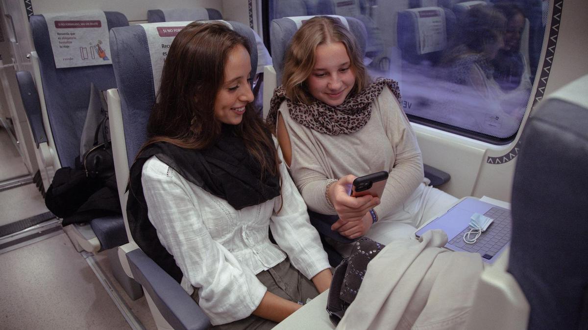 Berta y Lucía van de Valladolid, donde viven y estudian, a Madrid, donde tienen amigas con las que saldrán por la zona universitaria de Moncloa.