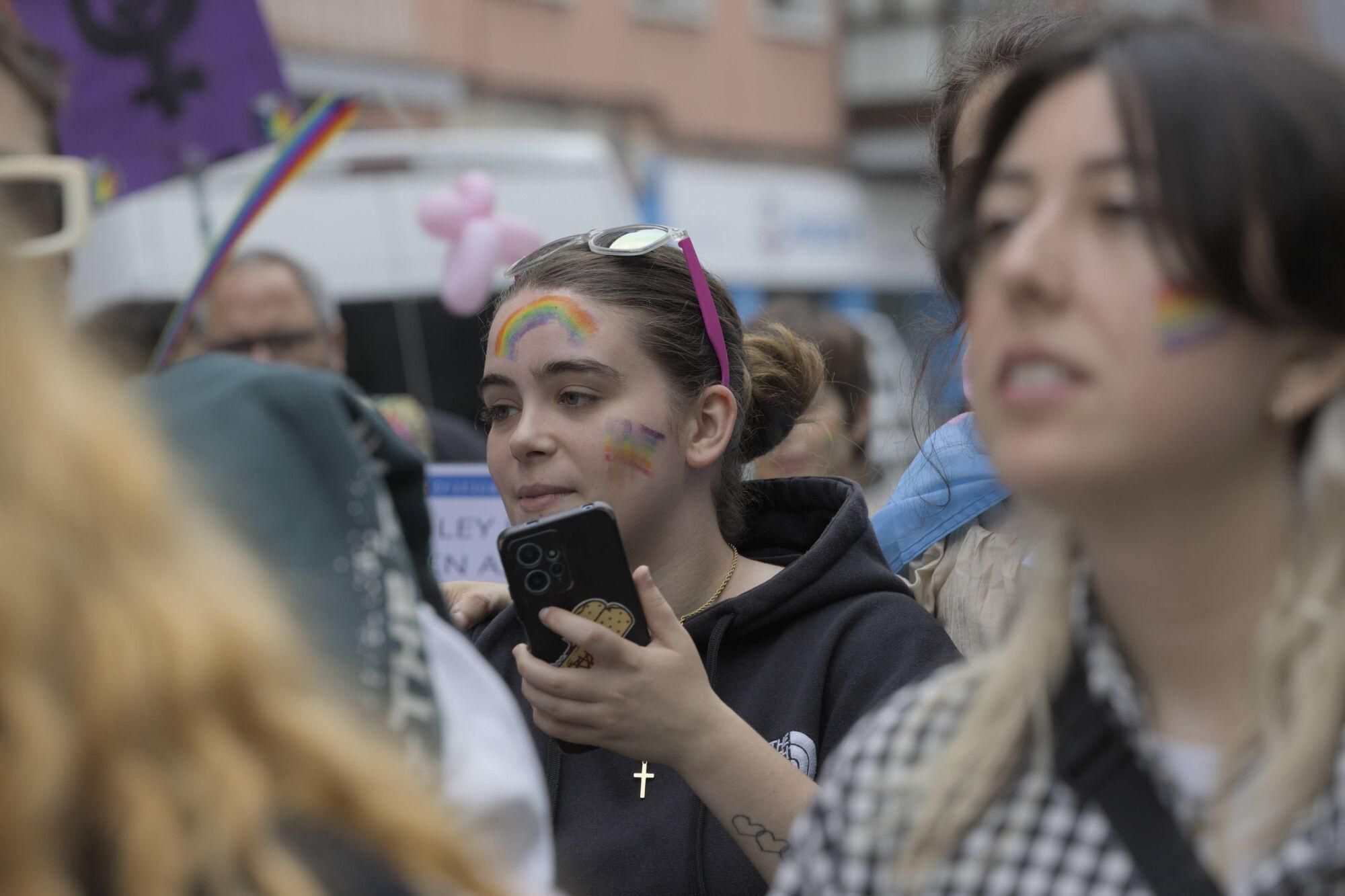 En imágenes: Así fue la manifestación LGTBI de Avilés, con "Santina de Queervadona" incluida