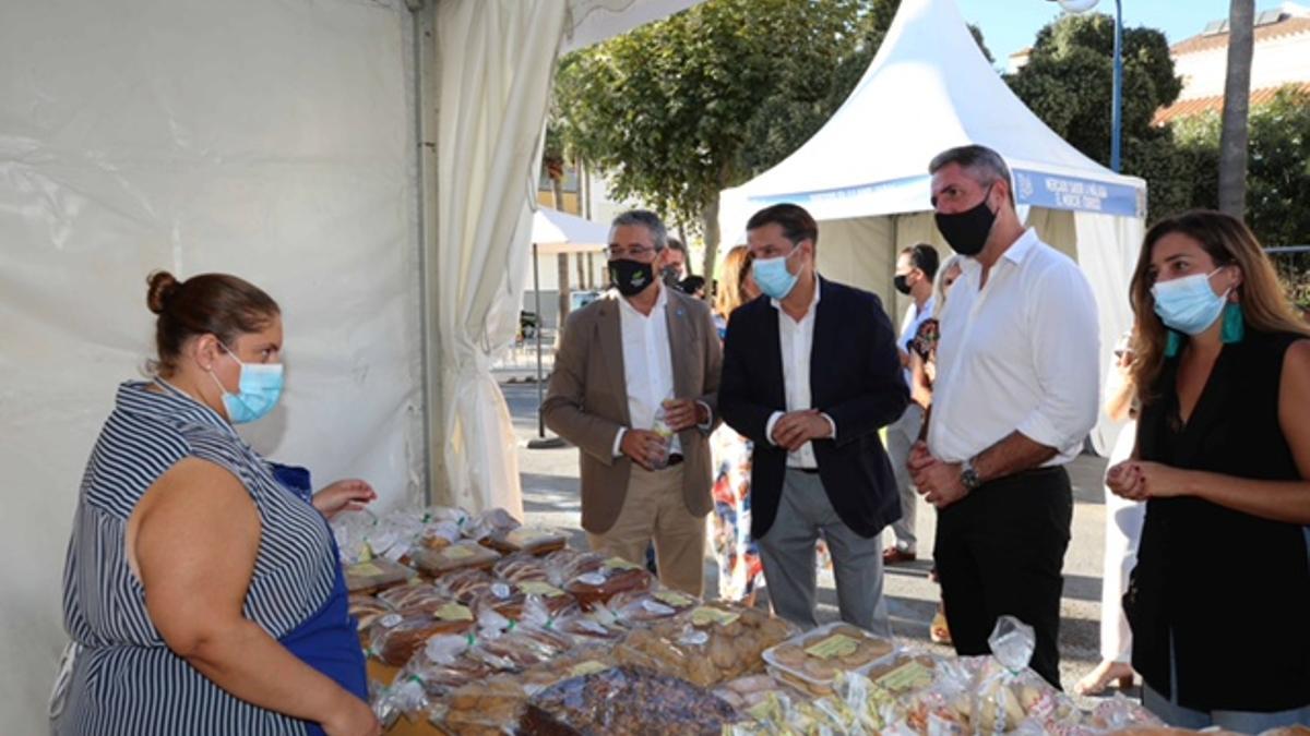 Visita de los representantes de la Diputación al mercado Sabor a Málaga de El Morche.