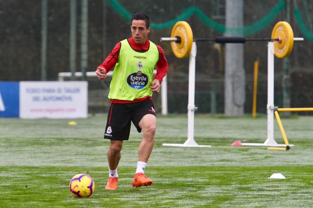 Natxo González dirigió un entrenamiento dividido en dos grupos para reforzar defensa y ataque. Los jugadores regresan mañana a Abegondo.