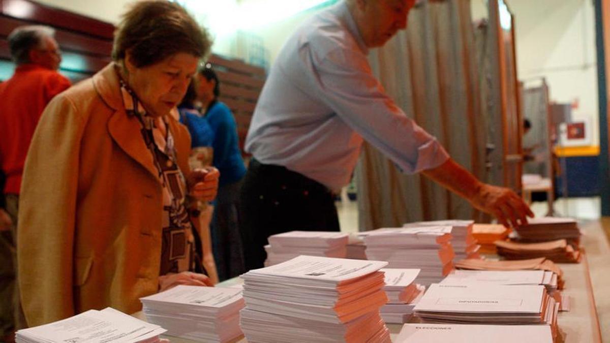 Gente votando en convocatorias electorales previas en Galicia.