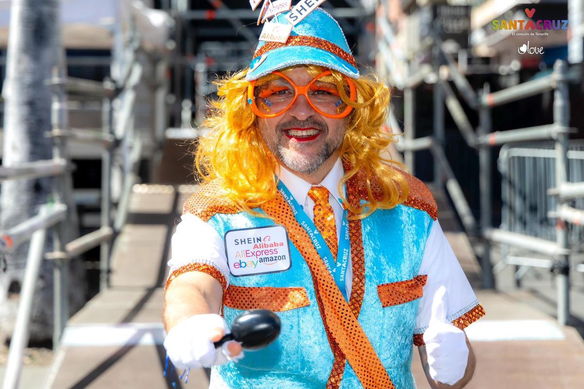 José Manuel Bermúdez, alcalde de Santa Cruz de Tenerife, con el disfraz que vistió el Sábado de Piñata.