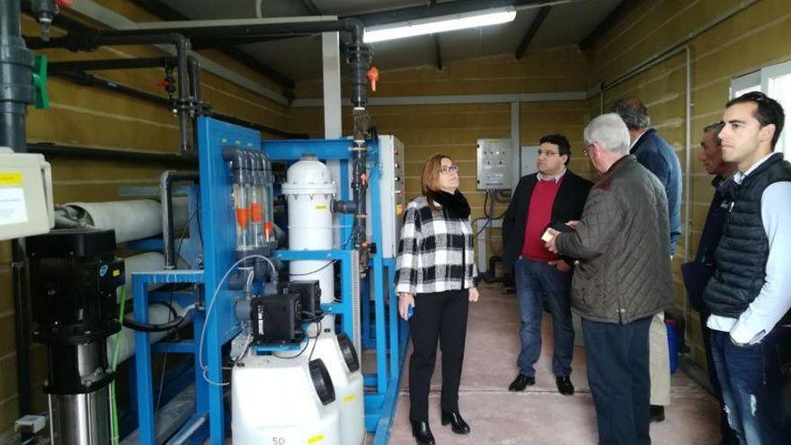 Mayte Martín Pozo visita la estación potabilizadora de agua de Castronuevo de los Arcos.