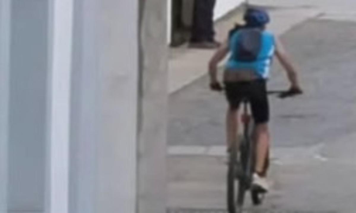 El ciclista, con un malliot azul, huye del lugar del accidente