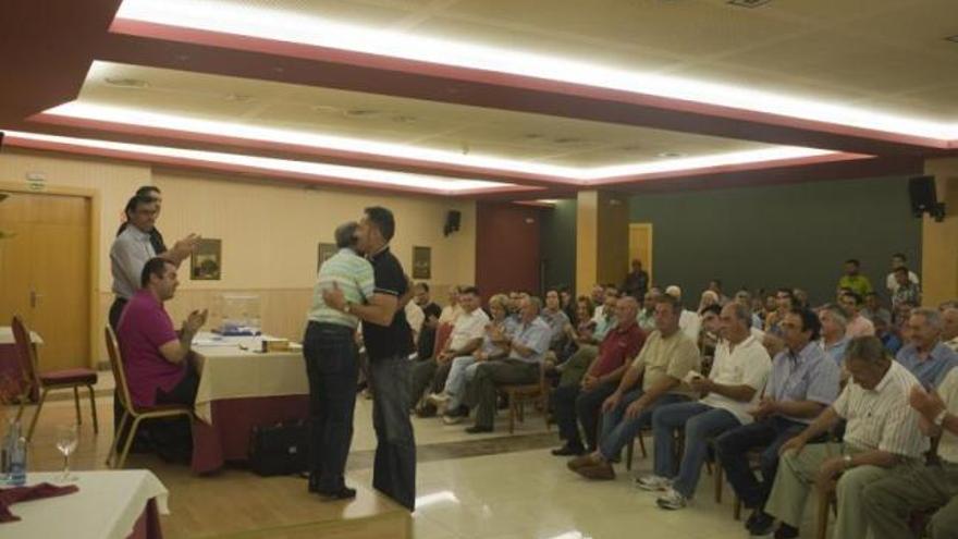 Pedro Pérez y Pablo Rubio se saludan tras conocerse el resultado de la votación de los ediles de la comarcal.