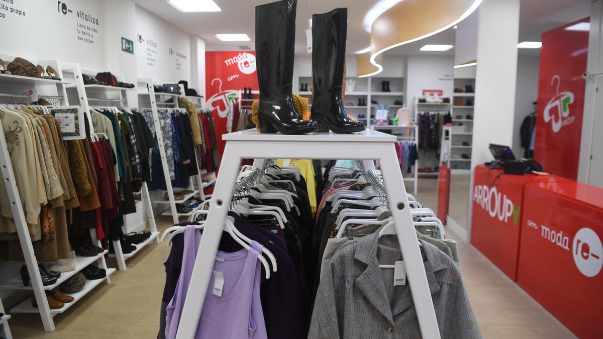 Cáritas Inditex | Del contenedor a la tienda, el viaje de una prenda  compartida