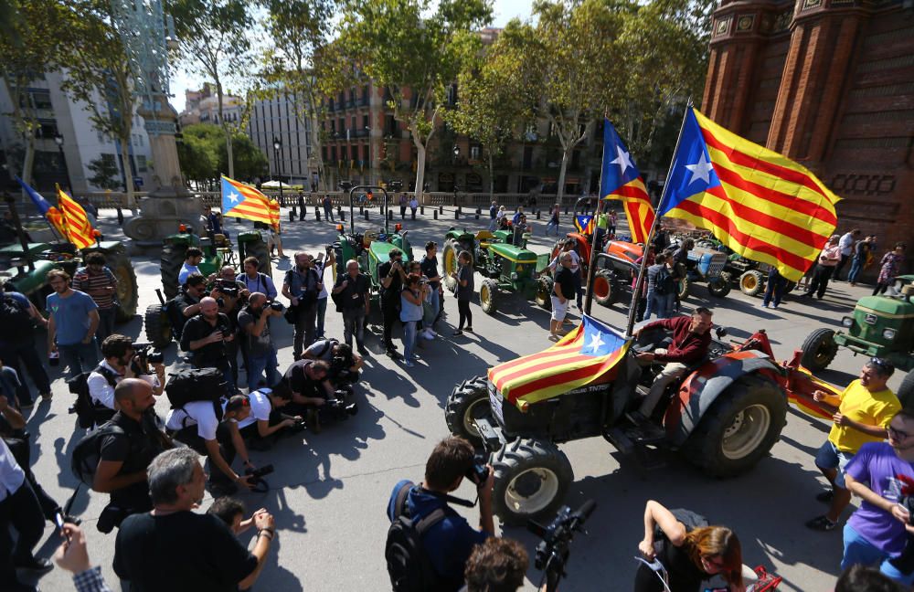 Tractors amb banderes independentistes a l'Arc de Triomf a Barcelona