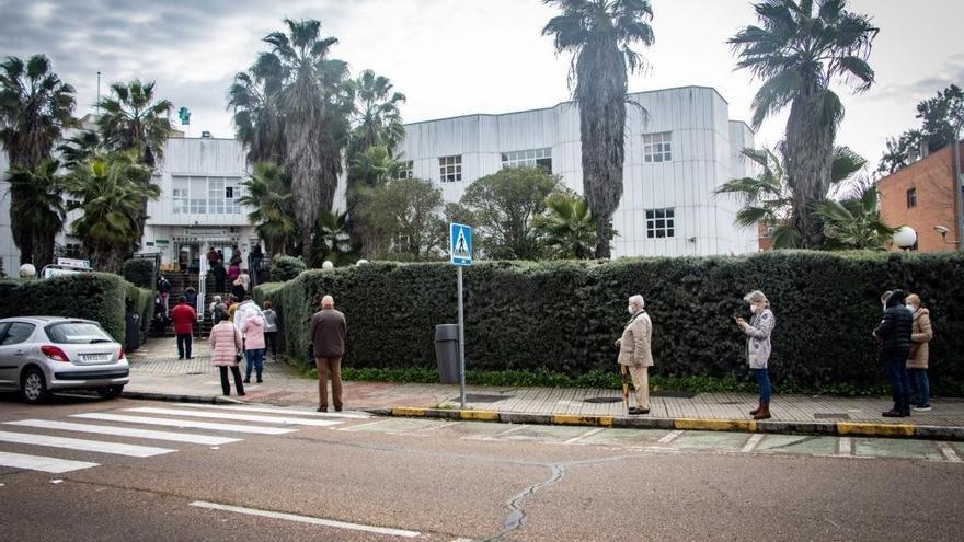 Colas en los centros de salud para pedir citas para los test de antígenos