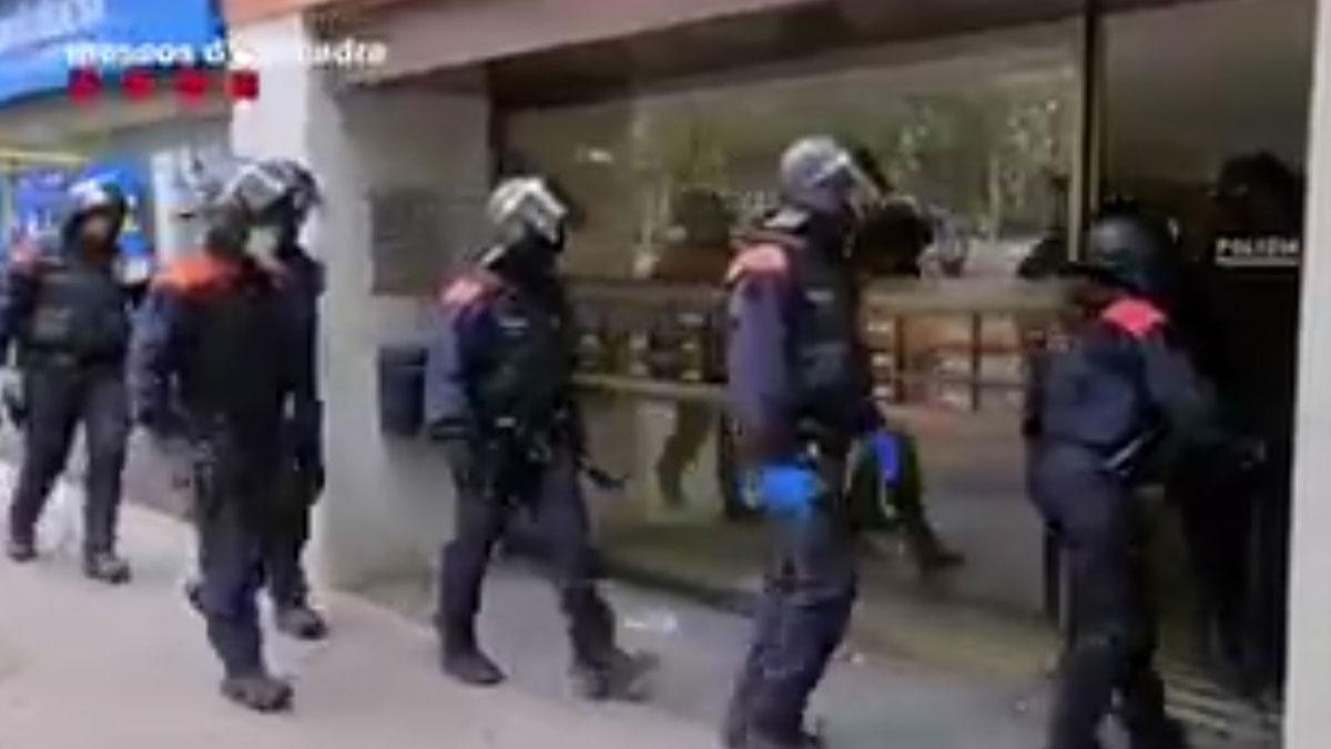 Operación de los Mossos contra una organización de pisos turísticos fraudulentos.