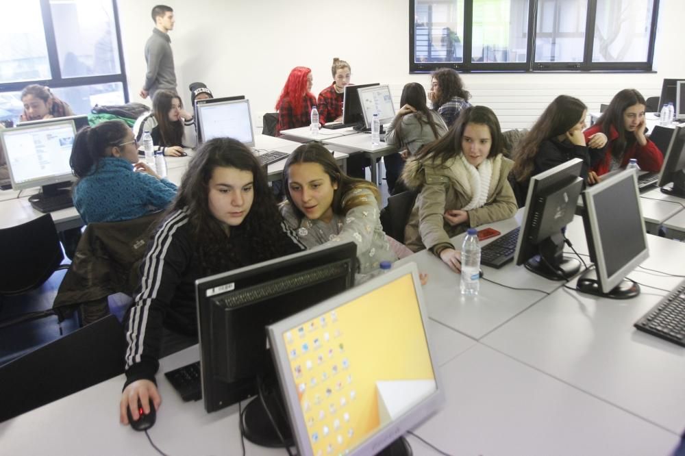 Más de 100 alumnas de tercero y cuarto de la ESO asisten a unos talleres impartidos por la Universidad de Vigo