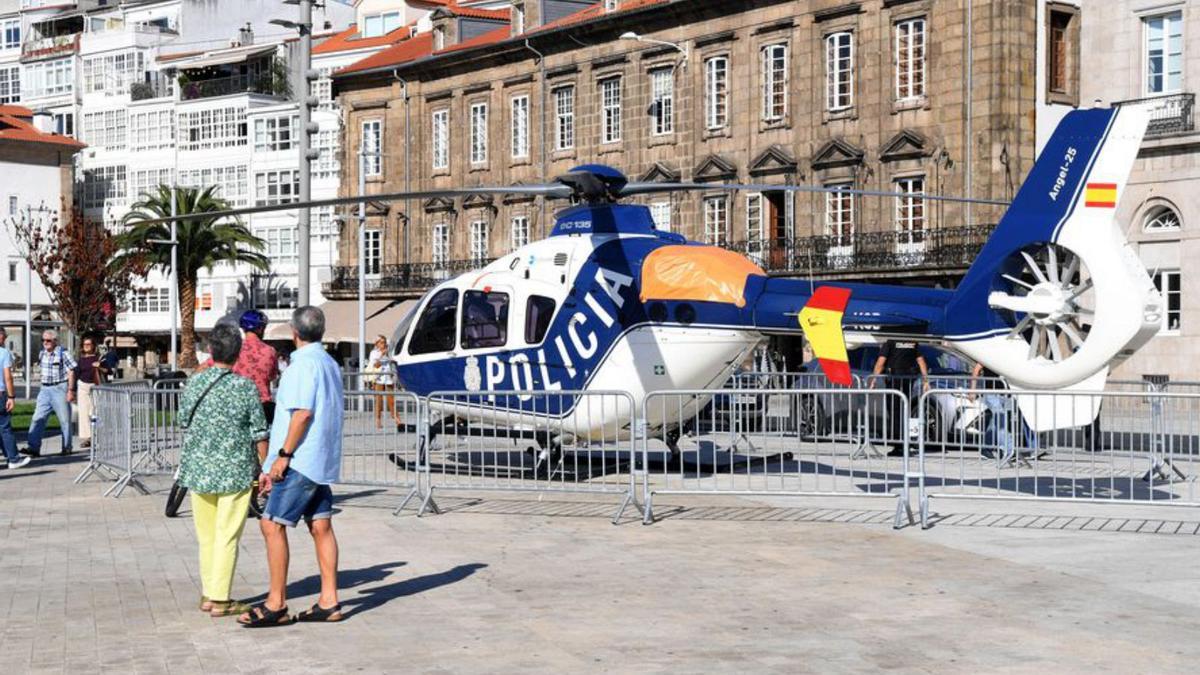 La policía exhibe en la Marina uno de sus helicópteros  | CARLOS PARDELLAS