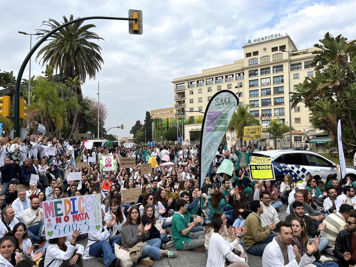 Los médicos de Málaga salen de nuevo a la calle en su tercer día de huelga