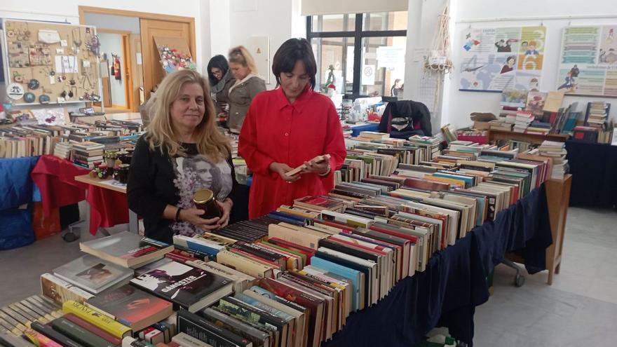 Pili y Maricruz Torres, de Ciriana, en el mercado navideño de libros de segunda mano que tiene lugar hasta el 5 de enero en la biblioteca municipal José Moreno Villa de Churriana. | A.V.