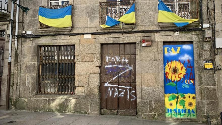 Pintadas contra Ucrania en la puerta de una vivienda de la Rúa de San Pedro