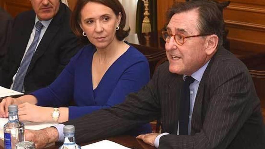 Por la izquierda, Mauro Guillén, Teresa Sanjurjo y Matías Rodríguez Inciarte, durante la reunión del patronato celebrada ayer en Oviedo.