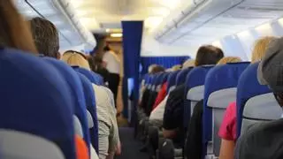 Imprevistos en el avión: cómo sobrevivir a un pasajero que reclina su respaldo del todo