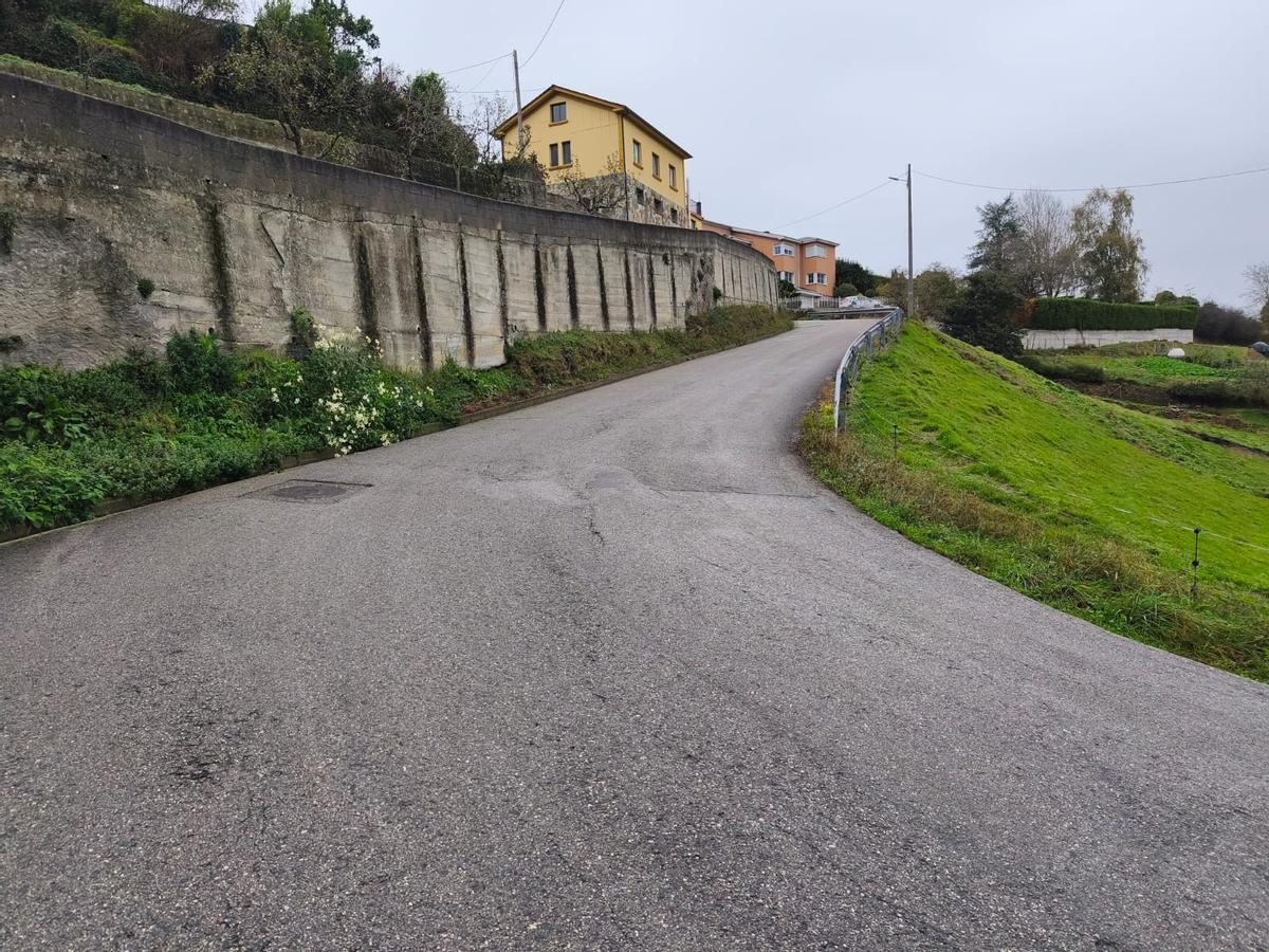 La vía que comunica Miou con la villa de Vegadeo.