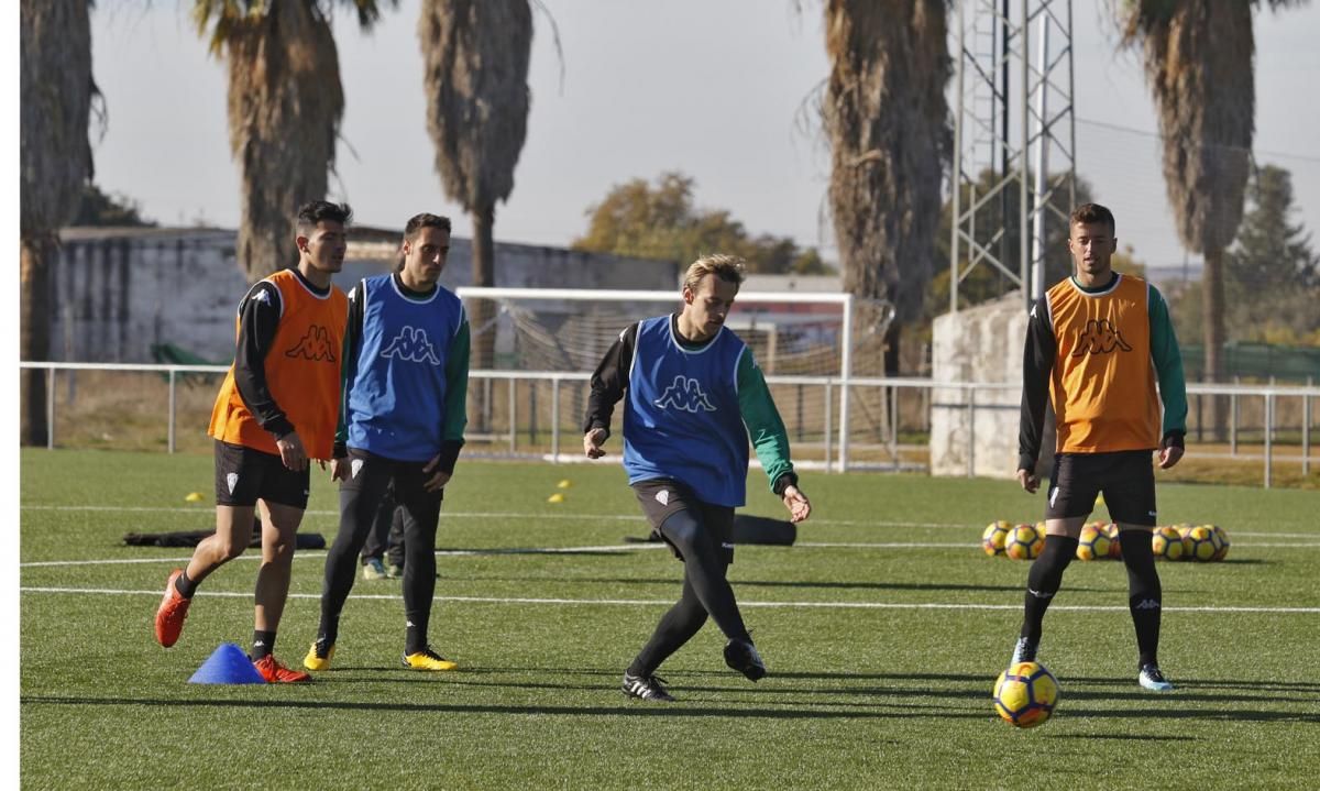 CCF: Entrenamiento matinal en campo de cesped artificial