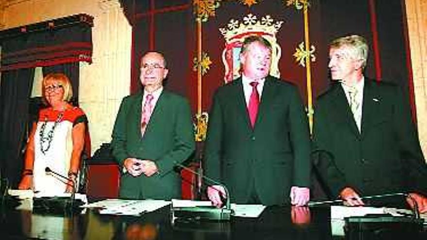 Veinte años de fructífera hermandad. El alcalde, Francisco de la Torre, presidió ayer en el salón de plenos del Ayuntamiento el acto oficial del XX aniversario del hermanamiento de Málaga y Passau. Acudieron también la rectora de la UMA, Adelaida de la Calle; el alcalde de Passau, Albert Zankl, y el rector de su universidad, Walter Schweitzer. Foto: G. Torres